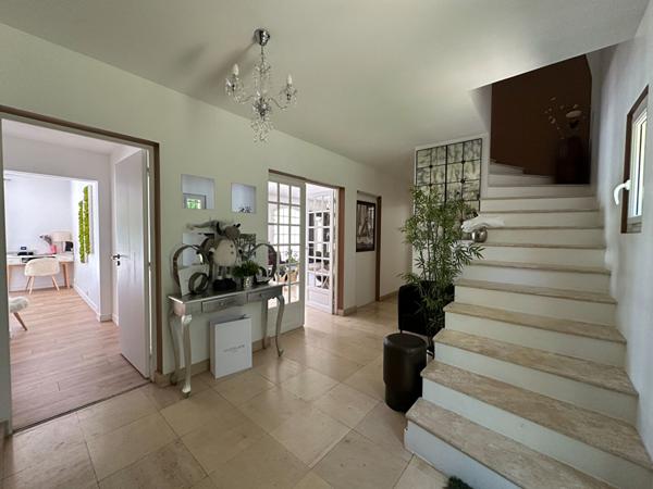 Maison à vendre à Verrières-le-Buisson ,Quartier recherché, en lisière de forêt, terrain de 2 398 m² avec piscine