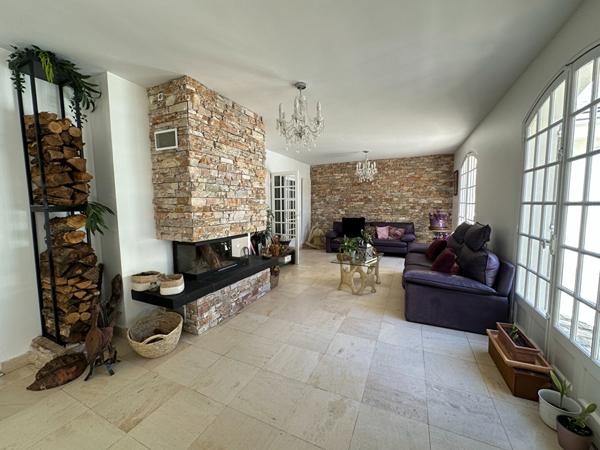 Maison à vendre à Verrières-le-Buisson ,Quartier recherché, en lisière de forêt, terrain de 2 398 m² avec piscine