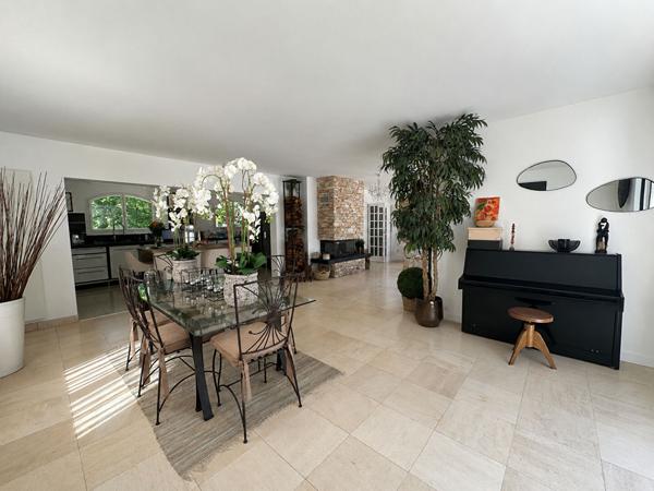 Maison à vendre à Verrières-le-Buisson ,Quartier recherché, en lisière de forêt, terrain de 2 398 m² avec piscine