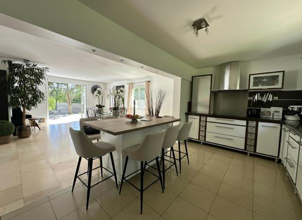 Maison à vendre à Verrières-le-Buisson ,Quartier recherché, en lisière de forêt, terrain de 2 398 m² avec piscine