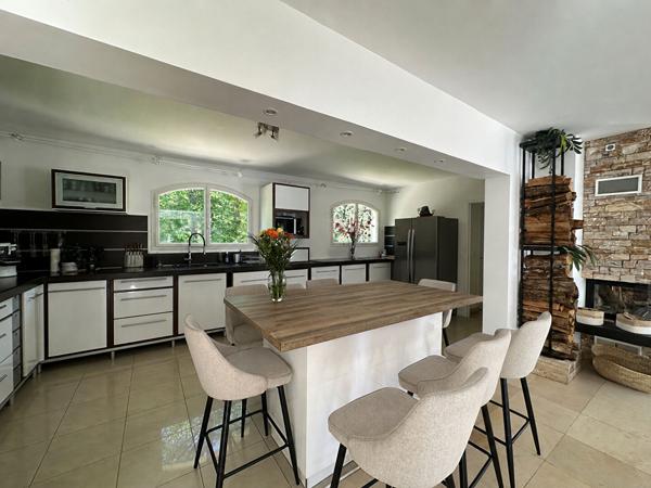 Maison à vendre à Verrières-le-Buisson ,Quartier recherché, en lisière de forêt, terrain de 2 398 m² avec piscine