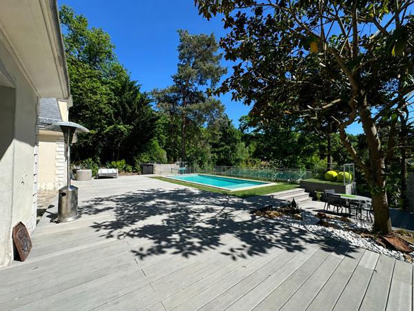 Maison à vendre à Verrières-le-Buisson ,Quartier recherché, en lisière de forêt, terrain de 2 398 m² avec piscine