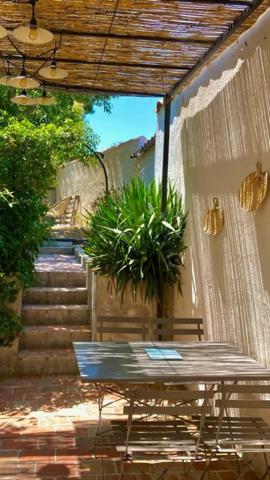 LA ROQUE D'ANTHERON - Maison familiale