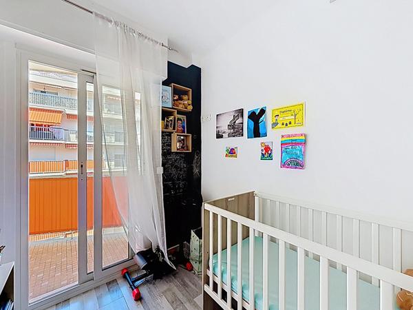 Nice Borriglione. Lumineux 3 pièces traversant avec trois balcons en étage élevé