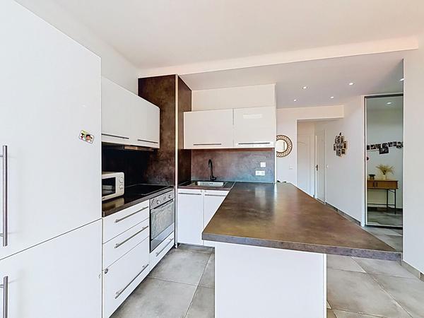 Nice Borriglione. Lumineux 3 pièces traversant avec trois balcons en étage élevé