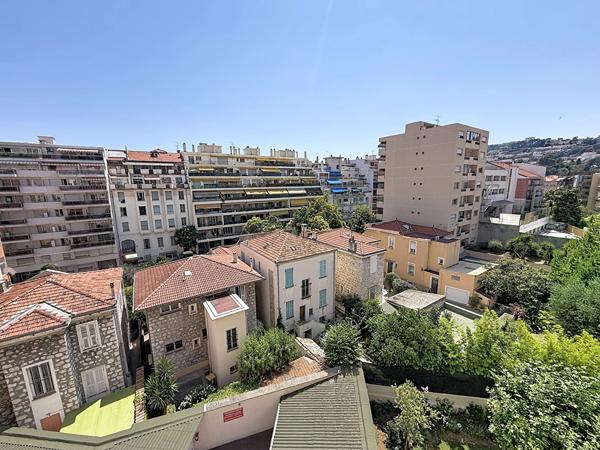 Nice Borriglione. Lumineux 3 pièces traversant avec trois balcons en étage élevé