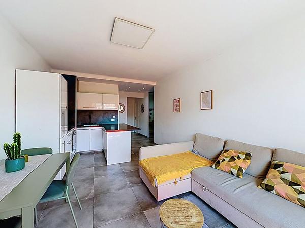 Nice Borriglione. Lumineux 3 pièces traversant avec trois balcons en étage élevé