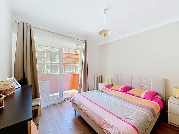 Nice Borriglione. Lumineux 3 pièces traversant avec trois balcons en étage élevé