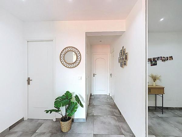Nice Borriglione. Lumineux 3 pièces traversant avec trois balcons en étage élevé