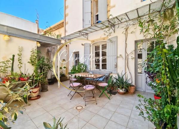 Maison de Maître 4 chambres 3 salles d'eau et bains et cour intérieure.