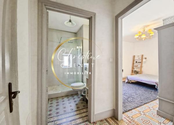 Maison de Maître 4 chambres 3 salles d'eau et bains et cour intérieure.