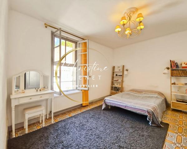 Maison de Maître 4 chambres 3 salles d'eau et bains et cour intérieure.