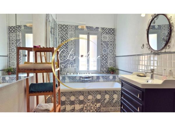 Maison de Maître 4 chambres 3 salles d'eau et bains et cour intérieure.