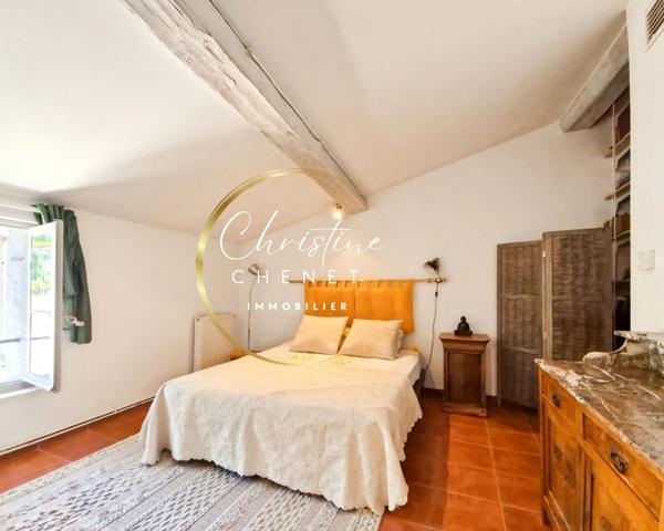 Maison de Maître 4 chambres 3 salles d'eau et bains et cour intérieure.