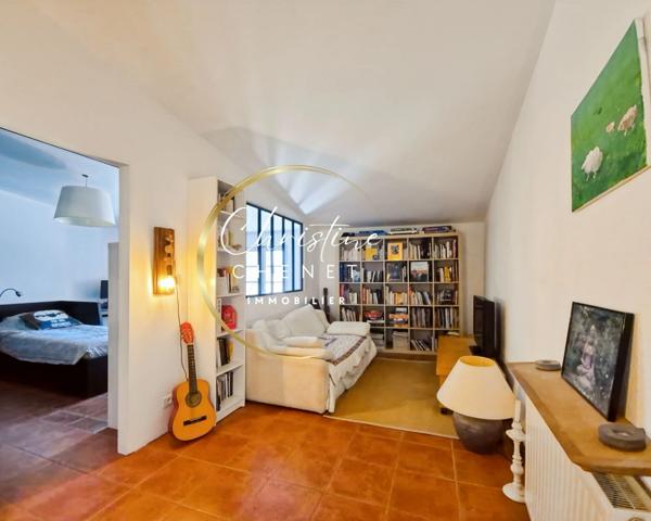 Maison de Maître 4 chambres 3 salles d'eau et bains et cour intérieure.