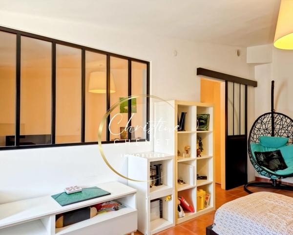 Maison de Maître 4 chambres 3 salles d'eau et bains et cour intérieure.