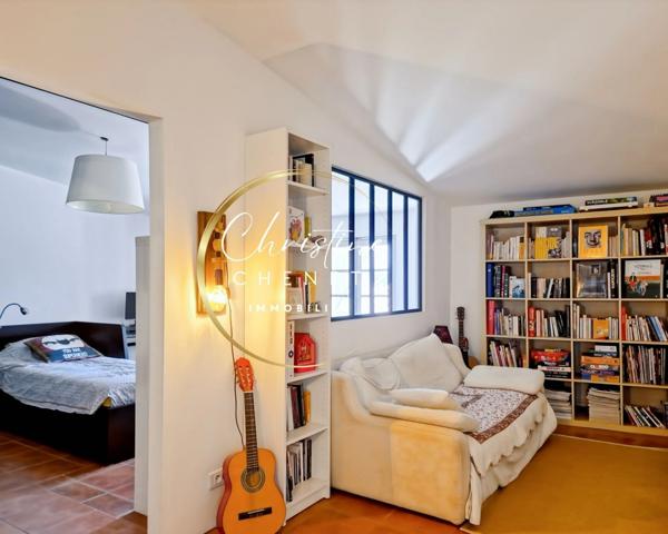 Maison de Maître 4 chambres 3 salles d'eau et bains et cour intérieure.