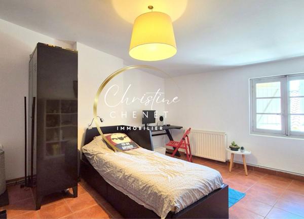 Maison de Maître 4 chambres 3 salles d'eau et bains et cour intérieure.