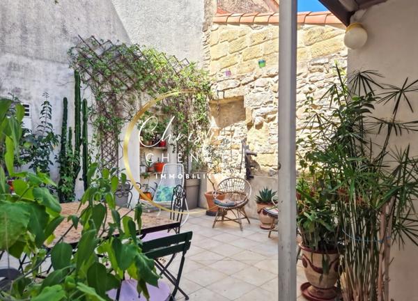 Maison de Maître 4 chambres 3 salles d'eau et bains et cour intérieure.