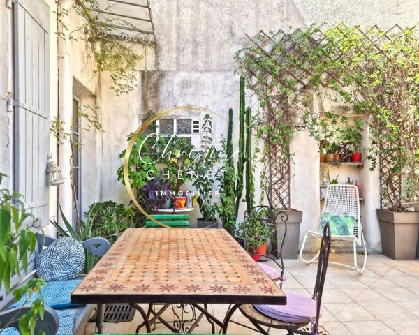 Maison de Maître 4 chambres 3 salles d'eau et bains et cour intérieure.