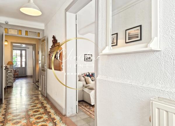 Maison de Maître 4 chambres 3 salles d'eau et bains et cour intérieure.