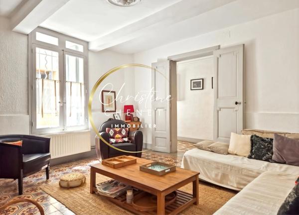 Maison de Maître 4 chambres 3 salles d'eau et bains et cour intérieure.