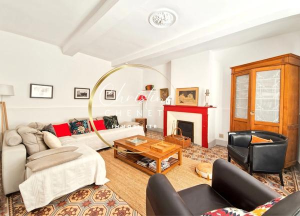 Maison de Maître 4 chambres 3 salles d'eau et bains et cour intérieure.