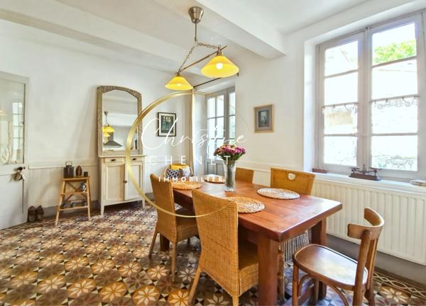 Maison de Maître 4 chambres 3 salles d'eau et bains et cour intérieure.