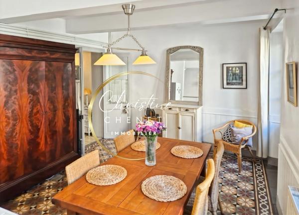 Maison de Maître 4 chambres 3 salles d'eau et bains et cour intérieure.