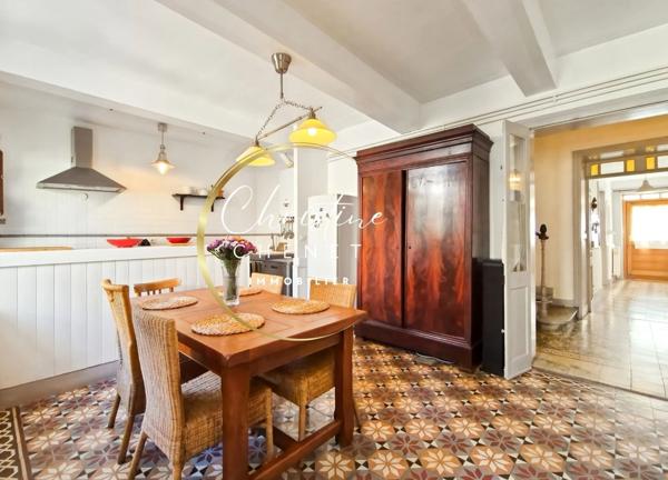 Maison de Maître 4 chambres 3 salles d'eau et bains et cour intérieure.