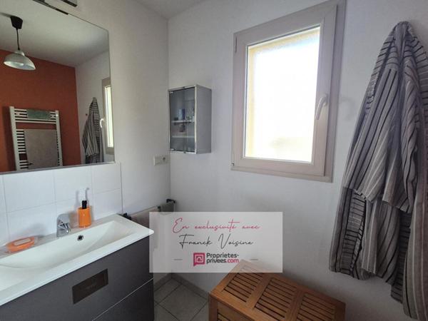 A VENDRE en Exclusivité aux Herbiers, proximité St Paul en Pareds, maison avec 2 chambres et 1 bureau sur une parcelle de 426 m2