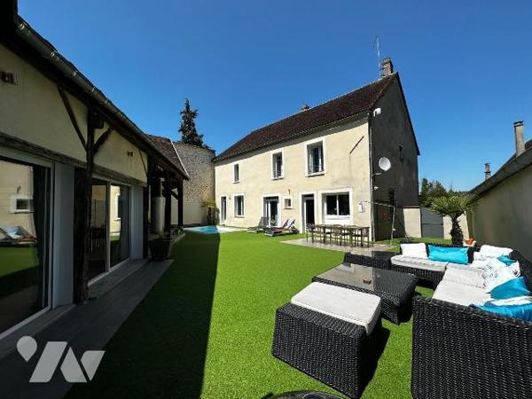 A 10 minutes de l'autoroute A6, et à 10 minutes d'une gare,  maison ancienne rénovée avec goût,...