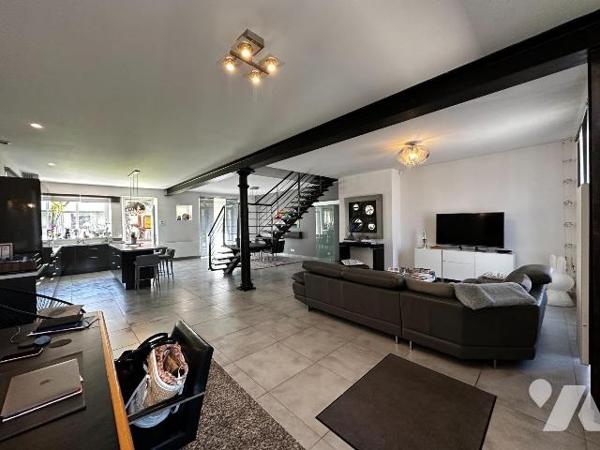 A 10 minutes de l'autoroute A6, et à 10 minutes d'une gare,  maison ancienne rénovée avec goût,...