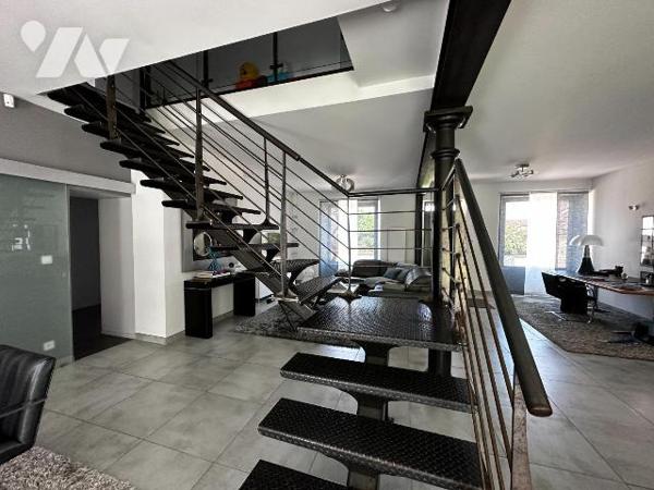 A 10 minutes de l'autoroute A6, et à 10 minutes d'une gare,  maison ancienne rénovée avec goût,...