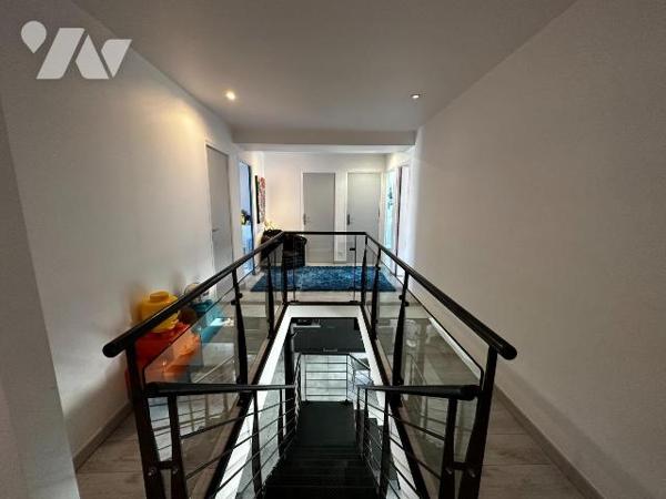 A 10 minutes de l'autoroute A6, et à 10 minutes d'une gare,  maison ancienne rénovée avec goût,...