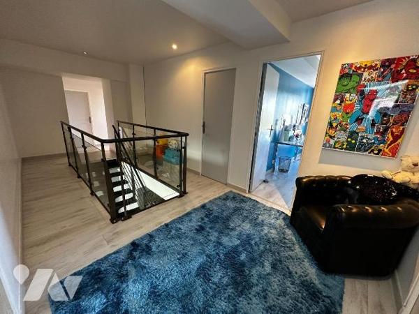 A 10 minutes de l'autoroute A6, et à 10 minutes d'une gare,  maison ancienne rénovée avec goût,...