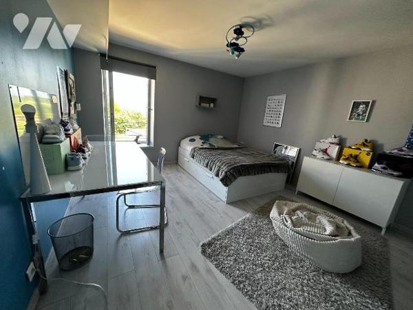 A 10 minutes de l'autoroute A6, et à 10 minutes d'une gare,  maison ancienne rénovée avec goût,...