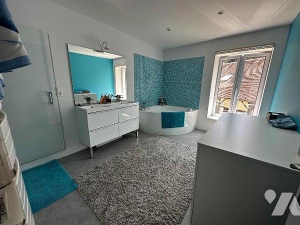 A 10 minutes de l'autoroute A6, et à 10 minutes d'une gare,  maison ancienne rénovée avec goût,...