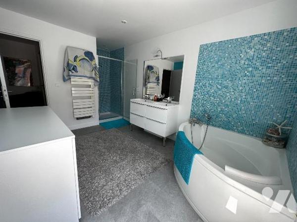 A 10 minutes de l'autoroute A6, et à 10 minutes d'une gare,  maison ancienne rénovée avec goût,...