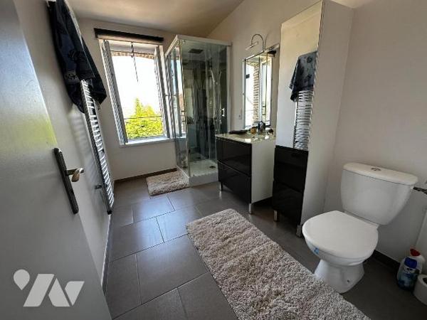 A 10 minutes de l'autoroute A6, et à 10 minutes d'une gare,  maison ancienne rénovée avec goût,...