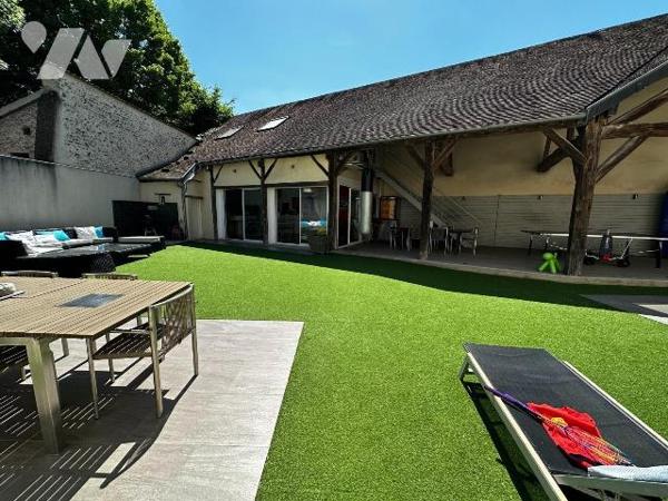 A 10 minutes de l'autoroute A6, et à 10 minutes d'une gare,  maison ancienne rénovée avec goût,...