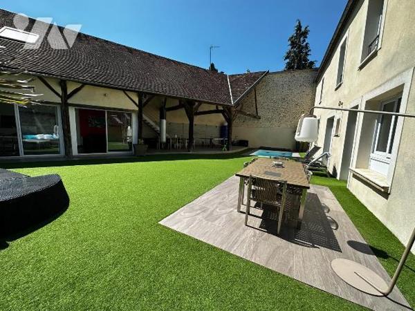 A 10 minutes de l'autoroute A6, et à 10 minutes d'une gare,  maison ancienne rénovée avec goût,...