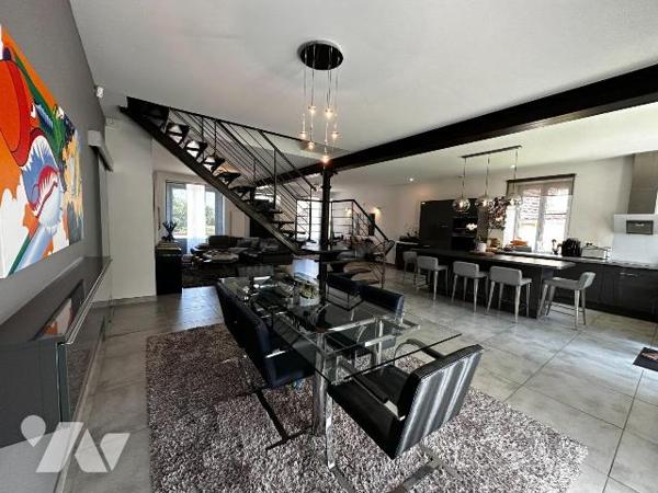 A 10 minutes de l'autoroute A6, et à 10 minutes d'une gare,  maison ancienne rénovée avec goût,...