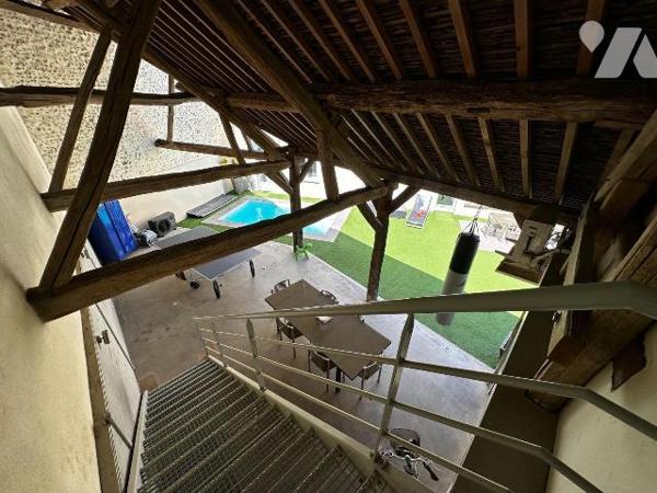 A 10 minutes de l'autoroute A6, et à 10 minutes d'une gare,  maison ancienne rénovée avec goût,...