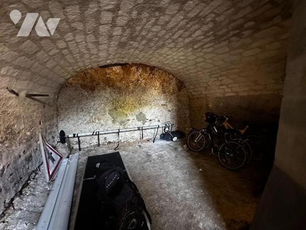 A 10 minutes de l'autoroute A6, et à 10 minutes d'une gare,  maison ancienne rénovée avec goût,...