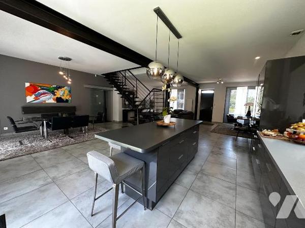 A 10 minutes de l'autoroute A6, et à 10 minutes d'une gare,  maison ancienne rénovée avec goût,...