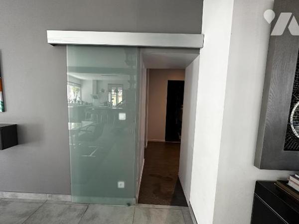 A 10 minutes de l'autoroute A6, et à 10 minutes d'une gare,  maison ancienne rénovée avec goût,...