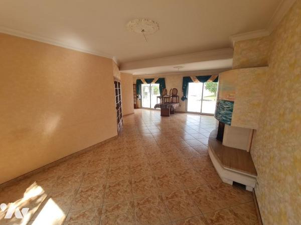 Commerces et commodités à pied - Spacieuse maison familliale avec grand terrain divisible