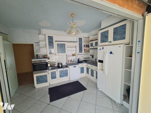 Commerces et commodités à pied - Spacieuse maison familliale avec grand terrain divisible