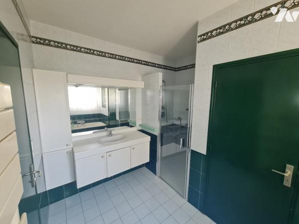 Commerces et commodités à pied - Spacieuse maison familliale avec grand terrain divisible